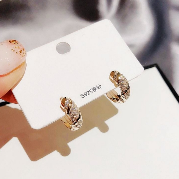 NEW YELLOW GOLD PLATED DIAMOND AZTEC HUGGIE HOOPS - Picture 6 of 6